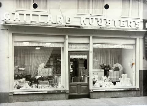De winkel Gaillard Kuijsters aan de Heuvelstraat 85 in Tilburg, 1945.