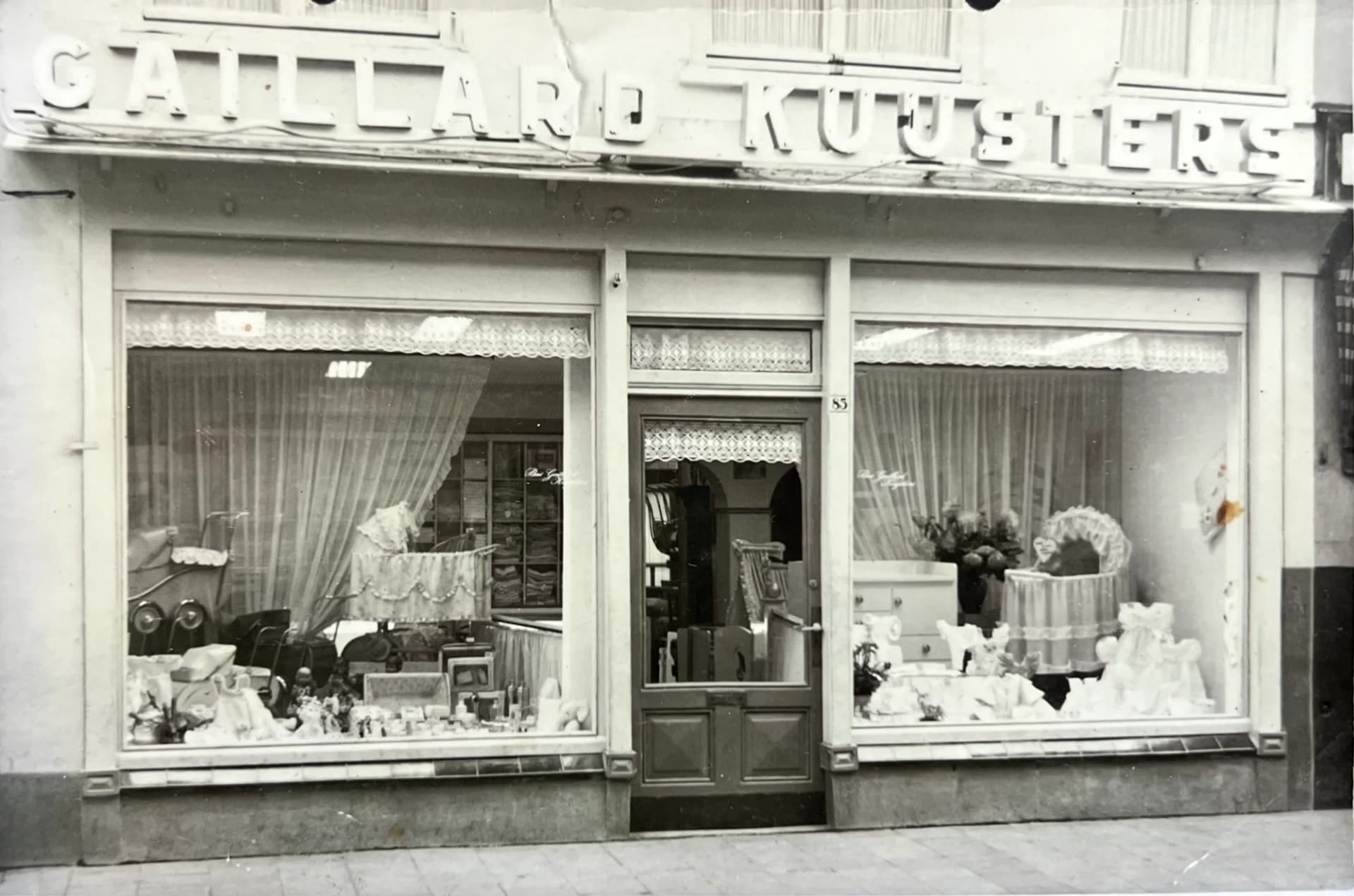 De winkel Gaillard Kuijsters aan de Heuvelstraat 85 in Tilburg, geopend op 10 mei 1945. Twee etalages met kinderwagens, wiegjes en babygoed.