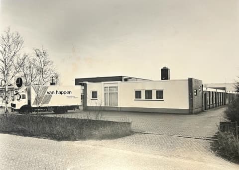Het bedrijfspand aan de Elzenweg 33 in Waalwijk met een vrachtwagen van Van Happen.