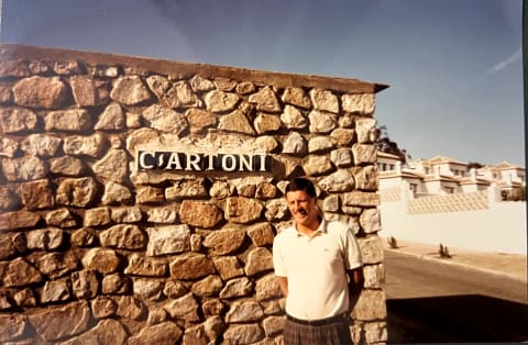 Rogér van Happen bij het straatnaambord Calle Artoni in Spanje, februari 1985. De straat is vernoemd naar zijn ouders Noud en Tony.