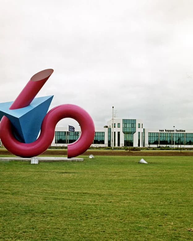 Het hoofdkantoor van Van Happen Fashion aan de James Wattlaan in Drunen, 1991, met een bedrijfssculptuur op het gazon ervoor.