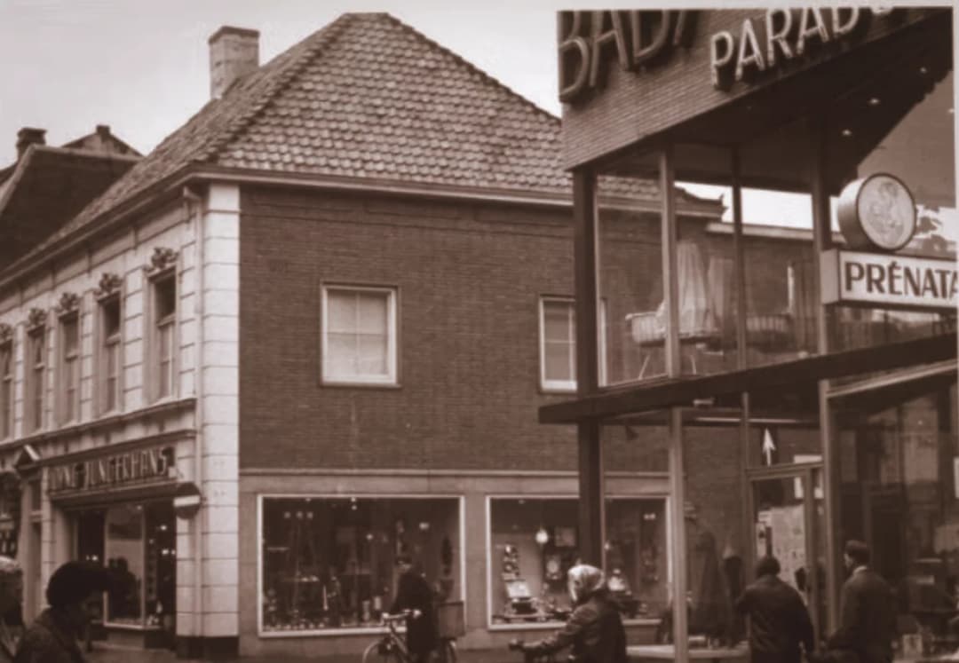 Babyparadijs aan de Heuvelstraat 85 in Tilburg, met de winkelpui en voorbijgangers op straat.