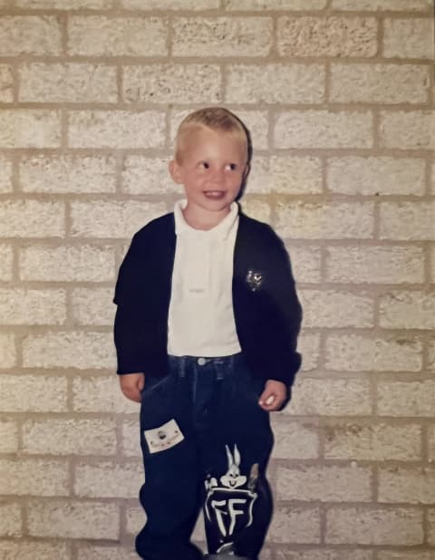 Rutger van Happen als kindmodel in spijkerkleding met Looney Tunes-print.