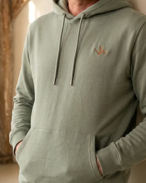Detail van het geborduurde Villa Happ embleem op de hoodie.