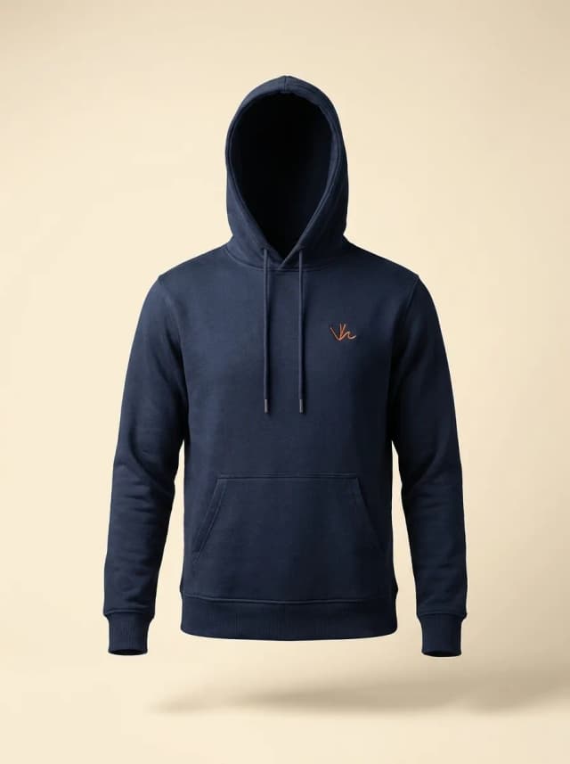 De Organic Cotton Hoodie in navy, vooraanzicht.