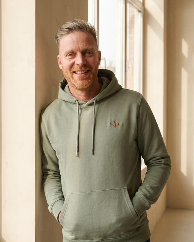 De Heritage Hoodie in grijs, gedragen.