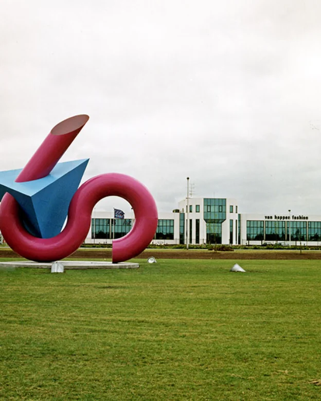 Het hoofdkantoor van Van Happen Fashion aan de James Wattlaan in Drunen, 1991, met een bedrijfssculptuur op het gazon ervoor.